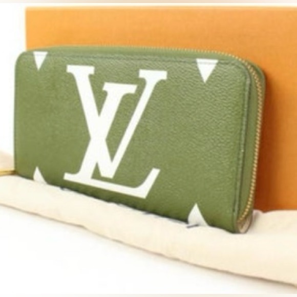 Pre-owned AUTHENTIC LOUIS VUITTON Khaki & Green Monogram Giant Zippy Wallet 😍 - Picture 2 of 14